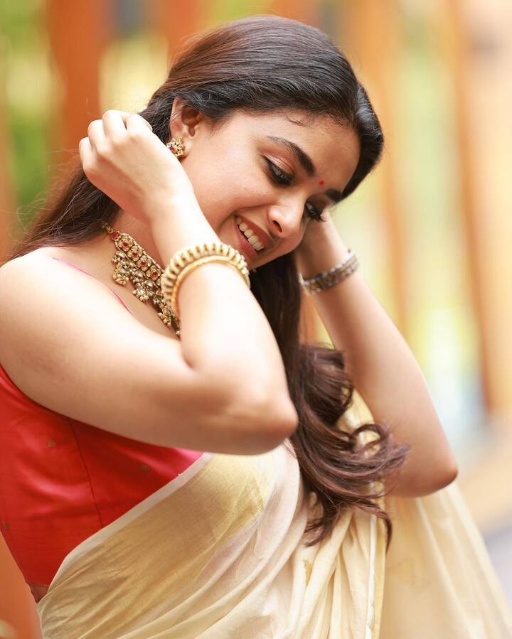 சிரிப்பாலே மயக்காதே
