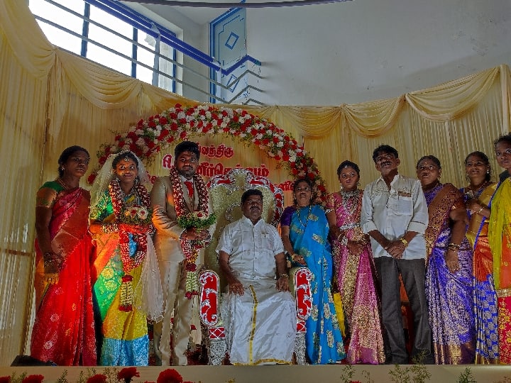 Son married in front of father's candlestick- Salem incident. தந்தையின் மெழுகுசிலை முன்பாக திருமணம் செய்துகொண்ட மகன்.. சேலத்தில் நெகழ்ச்சி சம்பவம்.