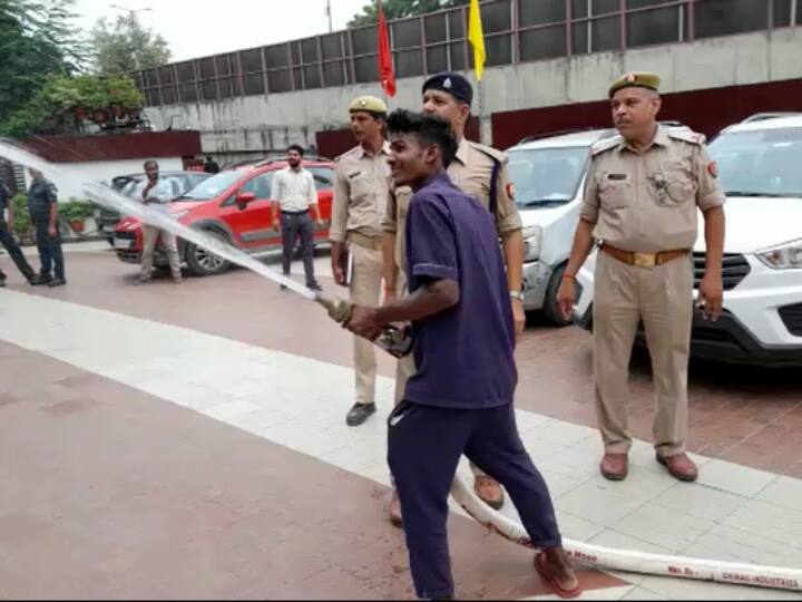 Prayagraj News: लेवाना होटल में आग के बाद चेकिंग अभियान में जुटा फायर डिपार्टमेंट, 60 से ज्यादा होटलों को नोटिस जारी Prayagraj Uttar Pradesh fire incident at Levana Hotel Lucknow Fire Department launched checking operation ANN Prayagraj News: लेवाना होटल में आग के बाद चेकिंग अभियान में जुटा फायर डिपार्टमेंट, 60 से ज्यादा होटलों को नोटिस जारी