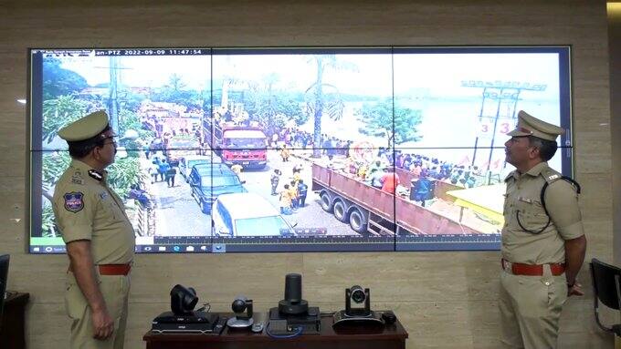 పోలీసులు అడిగి వివరాలు తెలుసుకుంటున్న డీజీపీ