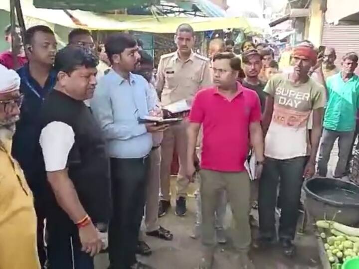 Sitapur News  Minister Rakesh Rathore roaming the streets and removing the encroachment ANN Sitapur News: गलियों में घूम-घूमकर अतिक्रमण हटवाते नजर आए नगर विकास मंत्री, दुकान छोड़कर भागे दुकानदार