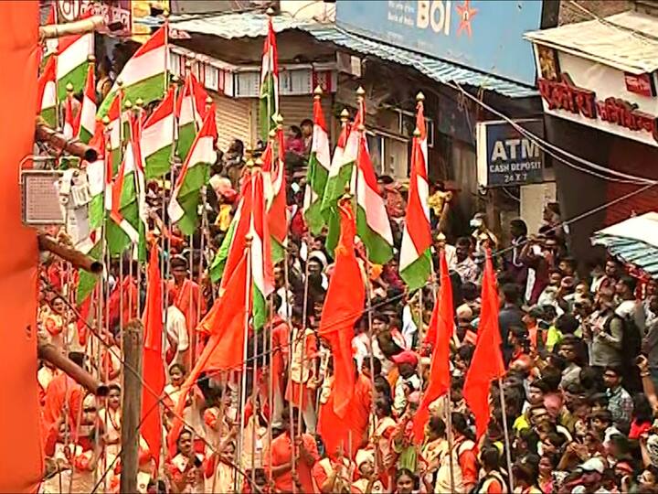 या ठिकाणी भाविकांची मोठी गर्दी पाहायला मिळते. हातात झेंडे घेऊन ही भव्य मिरवणूक विसर्जनाच्या मार्गावर निघाली आहे.