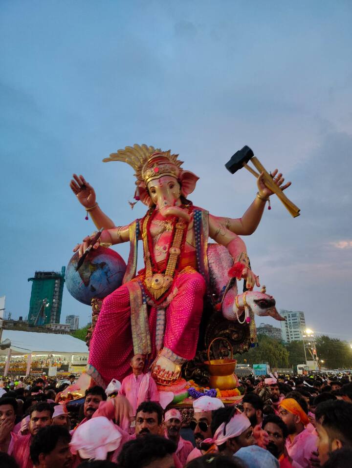 मुख्यमंत्री एकनाथ शिंदे, उपमुख्यंत्री देवेंद्र फणवीस आणि राज्यपाल भगतसिंह कोश्यारी गिरगाव चौपाटीवर दाखल झाले आहेत. (फोटो क्रेडिट - कल्पेशराज कुबल)