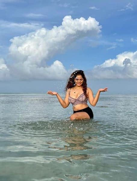 भाग्यश्री ही वेगवेगळ्या लूकमधील फोटो सोशल मीडियावर शेअर करते.