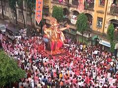 Ganesh Visarjan : 'निरोप घेतो आता, आम्हा आज्ञा असावी'; बाप्पाच्या विसर्जन मिरवणुकीला तुफान गर्दी