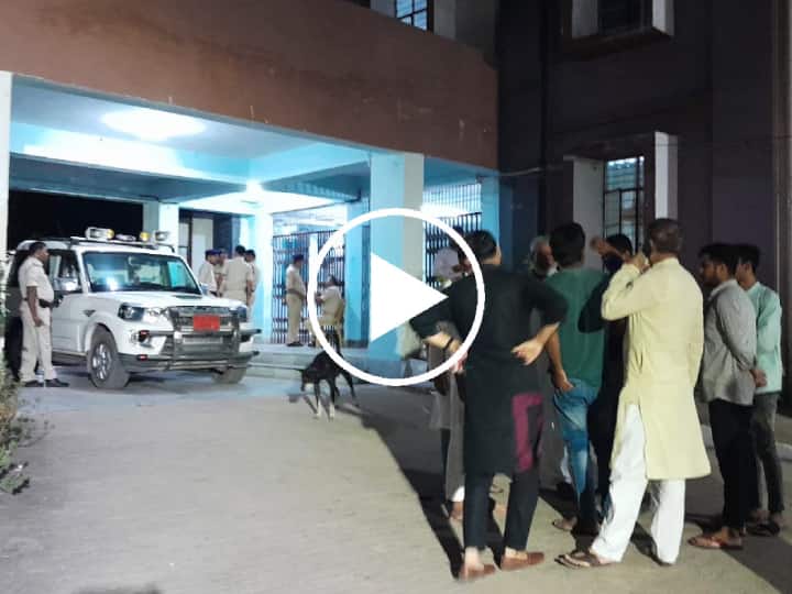 Watch: RJD leader Anwar Ali Son reached Pirbahore police station and Ruckus misbehaved with DSP ann Watch: शख्स को छुड़ाने के लिए पीरबहोर थाना पहुंचा गया RJD नेता का बेटा, DSP से बदसलूकी, कहा- अभी तुरंत छोड़िए