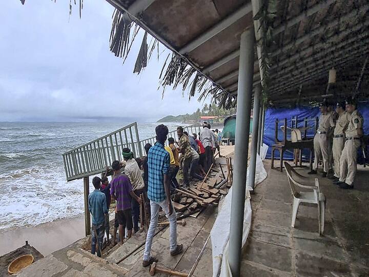 Goa: Demolition Of Curlies Restaurant, Linked To Sonali Phogat's Death, Resumes After Brief Halt Goa: Demolition Of Curlies Restaurant, Linked To Sonali Phogat's Death, Resumes After Brief Halt