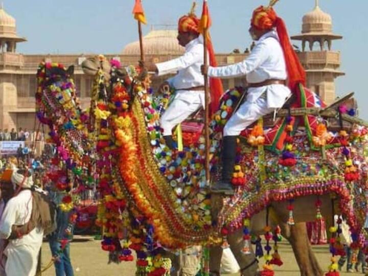 महात्मा गांधी रोड, बीकानेर बीकानेर के सबसे बड़े बाजारों में से एक, महात्मा गांधी रोड. यह चमकदार चूड़ियों, चमचमाती और चमचमाती मोजरी और लहंगे से भरा एक स्ट्रीट मार्केट है. यदि आप राजस्थान की याद के रूप में कुछ खरीदना चाहते हैं, तो इस बाजार से कुछ लेने से न चूकें क्योंकि इसमें वह सब कुछ है जो राजस्थान की संस्कृति को प्रदर्शित करता है. आप यहां पर लोकप्रिय बीकानेरी भुजिया स्टेशन रोड पर पर खरीद सकते हैं.