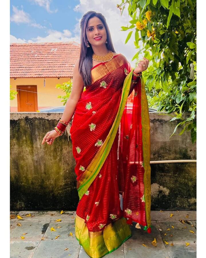 స్క్రీన్ పై వయసుకి మించిన పాత్రలు చేస్తున్న ప్రశాంతి.. ఎప్పటికప్పుడు ఇన్ స్టా గ్రామ్ లో ఫొటోస్ షేర్ చేస్తుంటుంది.