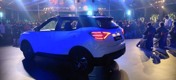 XUV400 50 મિનિટમાં 0-80 ટકા સાથે DC ફાસ્ટ ચાર્જર પણ છે. જ્યારે 7.2 kW/32A આઉટલેટ દ્વારા ચાર્જ કરવામાં આવે છે, ત્યારે તેને 0-100% ચાર્જ કરવા માટે 6 કલાક 30 મિનિટનો સમય લાગે છે અને પ્રમાણભૂત 3.3 kW/16A સ્થાનિક સોકેટનો ઉપયોગ કરતી વખતે તે 13 કલાકમાં પ્રાપ્ત થાય છે.