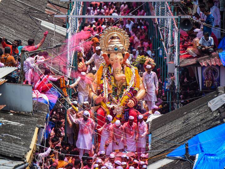महाराष्ट्र के मुंबई सहित पूरे देश में 10 दिवसीय गणेशोत्सव (Ganesh Utsav 2022) के शुक्रवार को खत्म होने के साथ ही शहर में विभिन्न जगह स्थापित की गईं भगवान गणेश की मूर्तियों का विसर्जन किया गया.