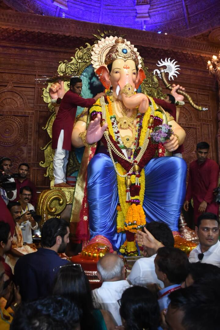 रिलीज से पहले, रणबीर और अयान भगवान गणेश का आशीर्वाद लेते हैं. साथ ही पंडाल में उनकी मुलाकात अभिनेता सोनू सूद से हुई.