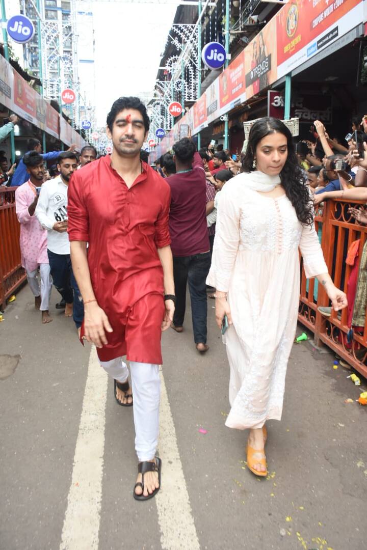 इससे पहले मंगलवार को रणबीर कपूर, आलिया भट्ट और अयान मुखर्जी उज्जैन के लिए रवाना हुए और महाकालेश्वर मंदिर गए और अपनी फिल्म का प्रचार किया.
