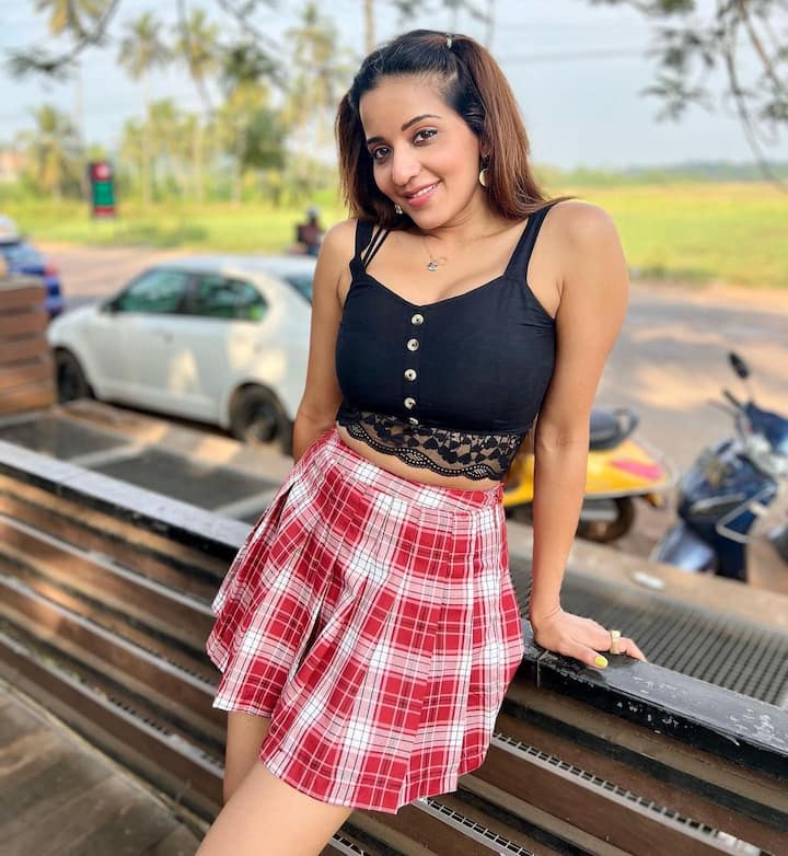 मोनालिसा ने इंस्टाग्राम पर अपनी कुछ लेटेस्ट तस्वीरें शेयर की हैं, जिनमें उनका खूूबसूरत अंदाज देखने को मिल रहा है.