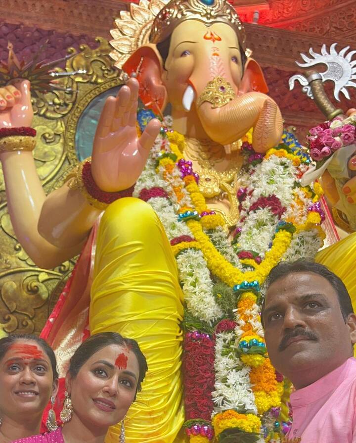 हिना खानने लाल रंगाचा ड्रेस परिधान केला आहे. हलका मेकअप करून बाप्पाचं दर्शन घ्यायला आलेली अभिनेत्री खूप सुंदर दिसत होती.
