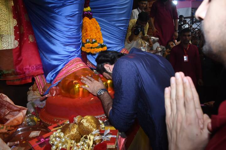 इस दौरान रणबीर ने सफेद पायजामा के साथ बैंगनी रंग के कुर्ते को पेयर किया था जिसमें वो डैशिंग लग रहे थे.