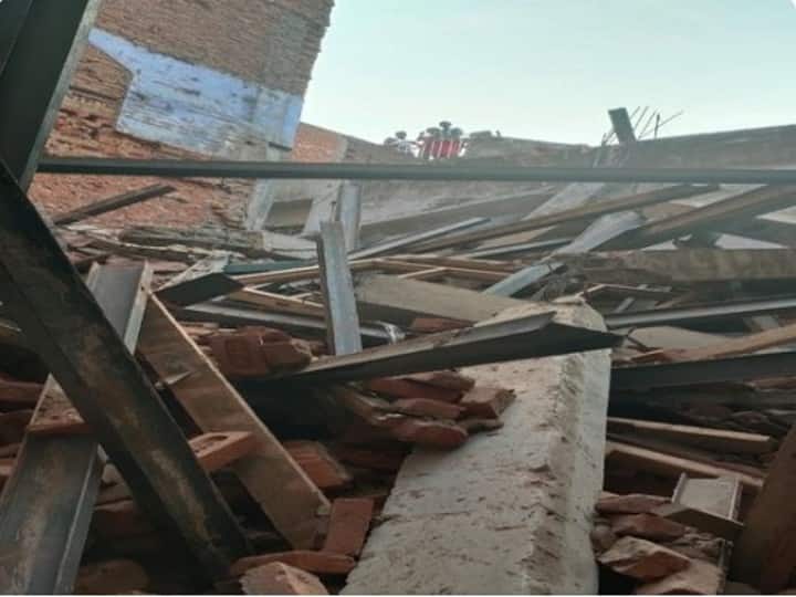 A building collapses in Delhi's Azad Market area, 5 people feared trapped, rescue operation underway Delhi News: दिल्ली के आजाद मार्केट इलाके में एक इमारत गिरी, 5 लोगों के दबने की आशंका, बचाव अभियान जारी