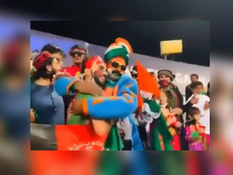Viral Video from india vs afghanistan match where fans celebrating with each other in friendly manner Viral Video : 'हिंदी-अफगाणी भाई-भाई,' भारत-अफगाणिस्तान सामन्यावेळचा 'हा' व्हिडीओ पाहिलात का?