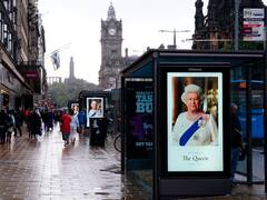 Queen Elizabeth II Tribute: एलिजाबेथ द्वितीय को दी गई 96 तोपों की सलामी, ब्रिटेन ने नम आंखों से महारानी को ऐसे दी श्रद्धांजलि