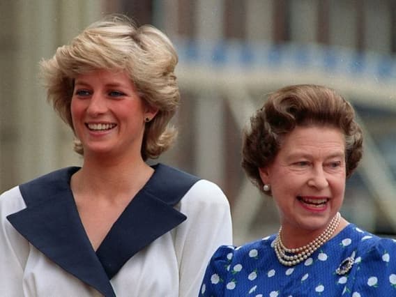 Princess Diana: महाराणी एलिझाबेथ यांच्या मृत्यूनंतर प्रिन्सेस डायना ट्रेंड, जाणून घ्या कोण होत्या त्या... Princess Diana: महाराणी एलिझाबेथ यांच्या मृत्यूनंतर प्रिन्सेस डायना ट्रेंड, जाणून घ्या कोण होत्या त्या...
