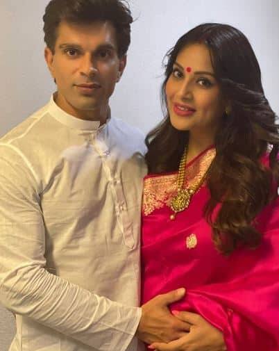 ਬਾਲੀਵੁੱਡ ਅਦਾਕਾਰਾ ਬਿਪਾਸ਼ਾ ਬਾਸੂ ਤੇ ਕਰਨ ਸਿੰਘ ਗਰੋਵਰ ਜਲਦ ਹੀ ਆਪਣੇ ਪਹਿਲੇ ਬੱਚੇ ਦਾ ਸਵਾਗਤ ਕਰਨ ਜਾ ਰਹੇ ਹਨ। ਹੁਣ ਅਦਾਕਾਰਾ ਦੀ ਗੋਦ ਭਰਾਈ ਦੀਆਂ ਖੂਬਸੂਰਤ ਤਸਵੀਰਾਂ ਸਾਹਮਣੇ ਆਈਆਂ ਹਨ, ਜੋ ਇੰਟਰਨੈੱਟ ਤੇ ਖੂਬ ਪਸੰਦ ਕੀਤੀਆਂ ਜਾ ਰਹੀਆਂ ਹਨ।