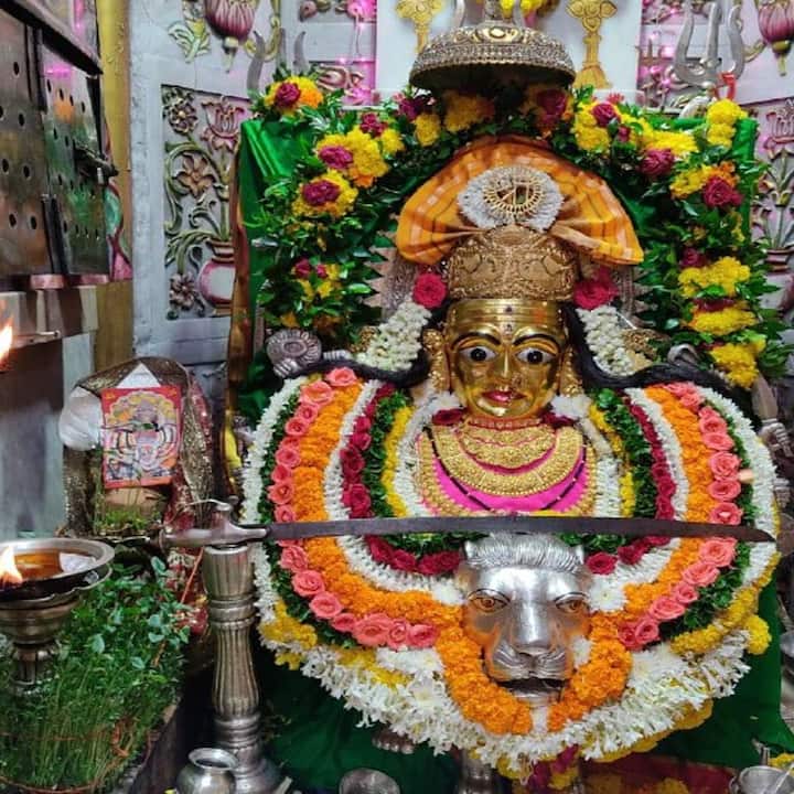 मुंबई का ये प्रसिद्ध मुंबा देवी मंदिर है जो सबसे पहले साल 1737 में मेंजिस नाम की एक जगह पर बना था जहां आज विक्टोरिया टर्मिनस बिल्डिंग है, लेकिन फिर अंग्रेजो ने इसे मरीन लाइन्स-पूर्व क्षेत्र में बाजार के बीचों-बीच स्थापित कर दिया. उस वक्त मंदिर के तीनों ओर बड़े-बड़े तालाब थे जिन्हें पाट कर अब मैदान बना दिया गया है.