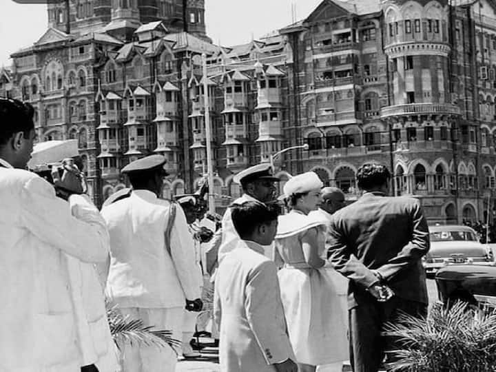 महाराणी एलिझाबेथ यांनी 1961 च्या भारत दौऱ्यात मुंबईतील गेट वे ऑफ इंडियाचा दौरा केला होता.