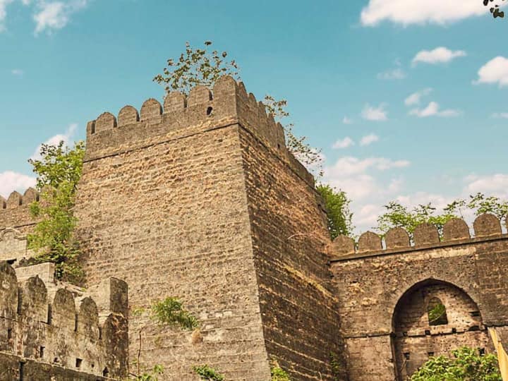 उपरकोट किला जूनागढ़ के पूर्व में स्थित ऊपरी गढ़ है. ये किला 2300 साल से अधिक पुरानी है, किले में कुछ जगहों पर 20 मीटर तक की दीवारों बनी है. दीवारों के अंदर 300 फीट गहरी खाई हुआ करती थी, जो कथित तौर पर किले की सुरक्षा के लिए मगरमच्छों को रखने के लिए बनाई गई थी. | Photo: Gujarat Tourism