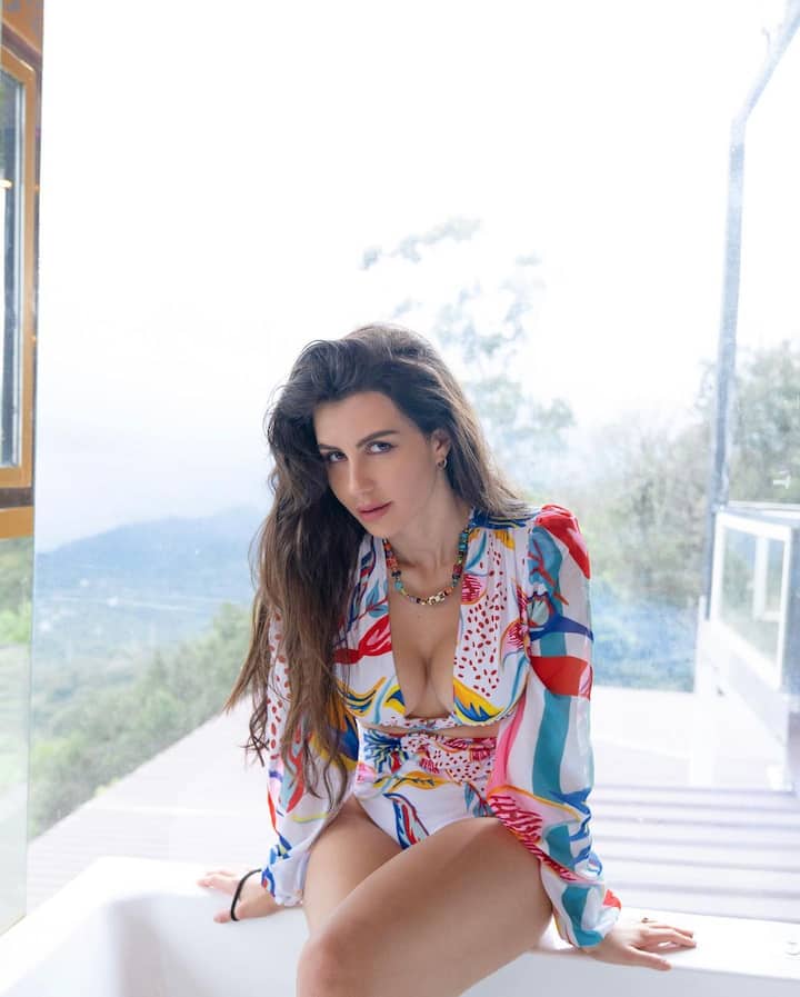 बॉलीवुड सुपरस्टार अरबाज खान की गर्लफ्रेंड जॉर्जिया एंड्रियानी सोशल मीडिया पर काफी एक्टिव रहती हैं. हाल ही में जॉर्जिया एंड्रियानी की लेटेस्ट तस्वीरें समाने आईं हैं, जिनमें जॉर्जिया बिकिनी लुक में नजर आ रही हैं.