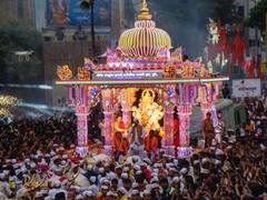 Pune ganesh Festival 2022: डोळ्यांचं पारणं फेडणारं दृष्य! हजारो पुणेकरांच्या उपस्थितीत दगडूशेठ गणपतीची दिमाखदार मिरवणूक
