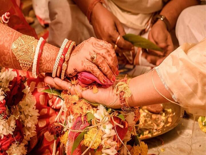 Tamil Nadu News Man Attends Lover's Wedding Snatches Thaali From Priest Tries To Tie It To Her Tamil Nadu News: వీడు మామూలోడు కాదు, లవర్ పెళ్లికి వెళ్లి తాళి లాగేసుకున్నాడు - ప్రేయసే పిలిచిందట!
