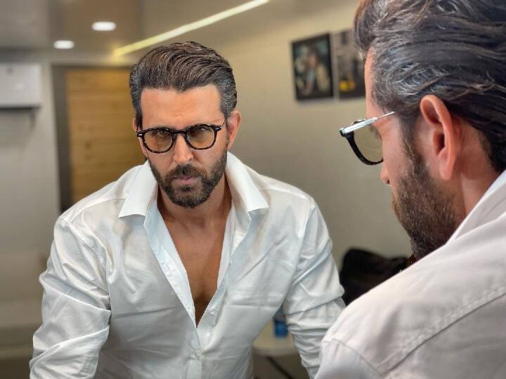 'Kya Kar Raha Hai Tu': Hrithik Roshan Expresses Displeasure As Fan Forcefully Takes Selfies 'Kya Kar Raha Hai Tu': Hrithik Roshan Expresses Displeasure As Fan Forcefully Takes Selfies 'Kya Kar Raha Hai Tu': Hrithik Roshan Expresses Displeasure As Fan Forcefully Takes Selfies
