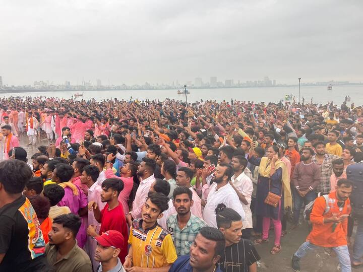 PHOTO : गिरगाव चौपाटीवर गणेशभक्तांचा जणू पूरच आला आहे. गणरायाला निरोप देण्यासाठी कालपासून अजूनही तुफान गर्दी आहे.