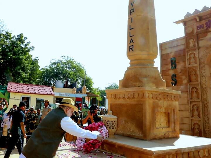 केन्द्रीय गृह मंत्री ने जैसलमेर में सीमा पर्यटन विकास कार्यक्रम के अंतर्गत 17.67 करोड़ रूपए की श्री तनोट मंदिर कॉम्प्लेक्स परियोजना का शिलान्यास किया, जिससे यहाँ आने वाले युवा तनोट माता मंदिर के दर्शन करने के साथ ही देश के बहादुर सैनिकों के शौर्य व बलिदान के इतिहास को भी करीब से जान पाएंगे. इस परियोजना के तहत प्रतीक्षालय, रंगभूमि, इंटप्रेटेशन केंद्र, बच्चों के लिए कक्ष एवं पर्यटन को बढ़ावा देने के लिय अन्य जरूरी सुविधाओं को विकसित किया जाएगा.
