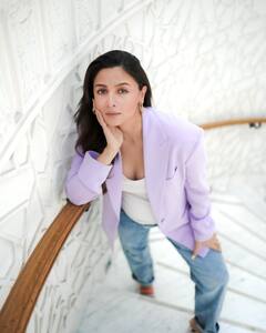 Alia Bhatt Photos : பிரம்மாஸ்திரா நடிகை ஆலியா பட்டின் சமீபத்திய புகைப்படங்கள்!