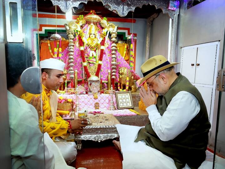 अमित शाह ने इस मौके पर तनोट माता के दर्शन कर देश व देशवासियों की सुख-शांति और समृद्धि की प्रार्थना की. जैसलमेर के ऐतिहासिक श्री मातेश्वरी तनोट राय मंदिर का अद्भुत इतिहास है और ऐसी मान्यता है कि तनोट माँ जवानों को दुश्मनों से लड़ने की शक्ति देती हैं और युद्ध में देश की रक्षा करती हैं.