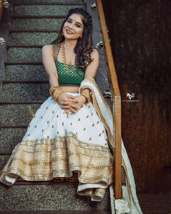 பெண்ணே புன்னகையில்...