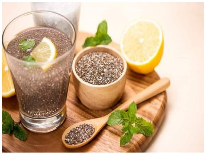 Chia Seeds Benefits: अगर डाइटिंग कर रहे हैं तो अपने रुटीन में चिया सीड्स जरूर शामिल करें. रोजाना चिया सीड्स खाने से तेजी से वजन कम होता है. जानिए कैसे खाएं चिया सीड्स.