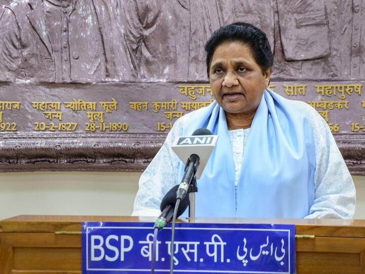 Mayawati retaliated on Akhilesh Yadav  remark said- childish act to hide shortcomings Mayawati ने अखिलेश यादव की टिप्पणी पर किया पलटवार, बीजेपी से मिले होने के आरोपों पर दिया ये जवाब