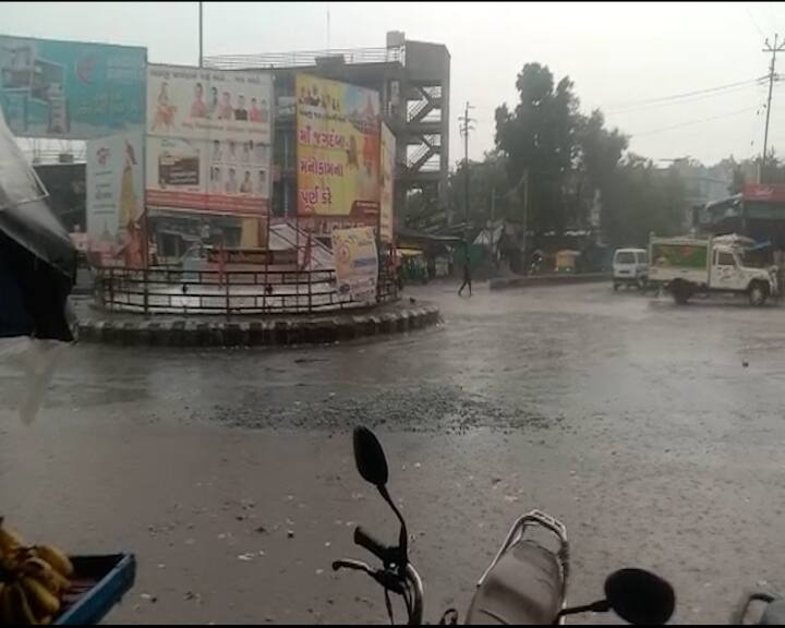 મહેસાણામાં ભારે ઉકળાટ બાદ ખેરાલુમાં વરસાદ શરૂ થયો છે. વરસાદના આગમનથી લોકોને ગરમીમાંથી રાહત મળી છે.
