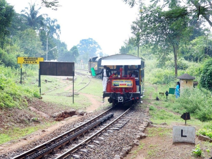 इसके इतिहास की बात करें तो यह रेलवे लाइन अंग्रेजों ने 1879 और 1881 में बिछाई दी. जिसकी कुल लंबाई लगभग 78 किलोमीटर है. रेलवे लाइन बिछने के बाद अब तक कुछ लूप लाइनों को हटा दिया गया है. पहले यह ट्रेन घूमकर चलती थी. कुछ पहाड़ियों पर अब यह सीधे निकल जाती है.