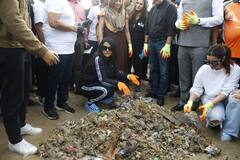 Amruta Fadnavis : 'बीच क्लीन अप' मोहिमेत अमृता फडणवीसांचा सहभाग