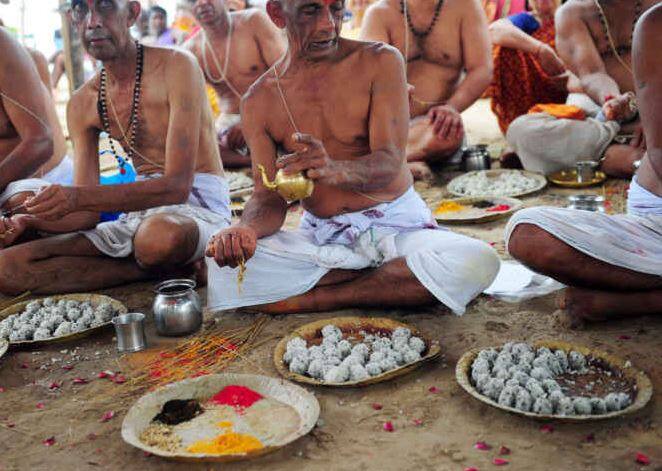 એવું માનવામાં આવે છે કે, પિતૃ પક્ષમાં મૃતકના પરિવારના સભ્યોની મૃત્યુ તિથિએ પિંડ દાન અર્પણ કરવાથી તેમની આત્માને શાંતિ મળે છે. જો તિથિ યાદ ન હોય તો મહાલય અમાવસ્યા (સર્વ પિતૃ અમાવસ્યા 2022) પર પણ શ્રાદ્ધ કરો, તેનાથી સર્વે પિતૃને તૃપ્તિ મળે  છે.