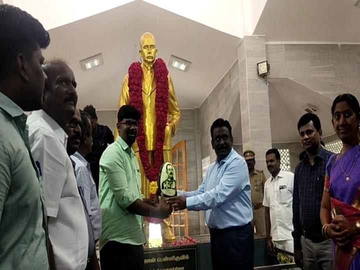 லண்டனில் தமிழக அரசு சார்பில் பென்னிகுவிக்கிற்கு சிலை; லோயர் கேம்பில் உள்ள  சிலைக்கு மரியாதை