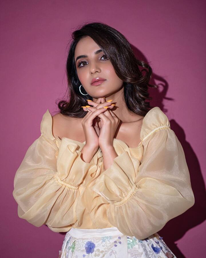 बोट नेक टॉप में जैस्मिन भसीन का खूबसूरत लुक देखने को मिल रहा है. तस्वीरों में एक्ट्रेस कमाल की अदाएं बिखेरती दिख रही हैं.
