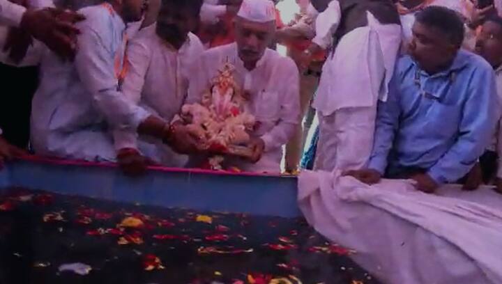 पाणवलेल्या डोळ्यांनी लाडक्या दगडूशेठ बाप्पाला निरोप देण्यात आला.