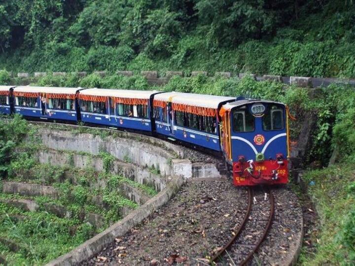 ऐतिसाहिक इस रेल यात्रा को यूनेस्को ने विश्व धरोहर स्थल के रूप में चयनित भी किया है. भारत की यह पर्वतीय रेल देश-विदेशी मेहमानों के लिए आकर्षण का केंद्र रहती है.