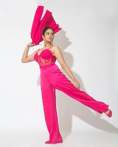 Sreemukhi Photos: చిరుజల్లుల్లో టెంపరేచర్ పెంచుతున్న శ్రీముఖి