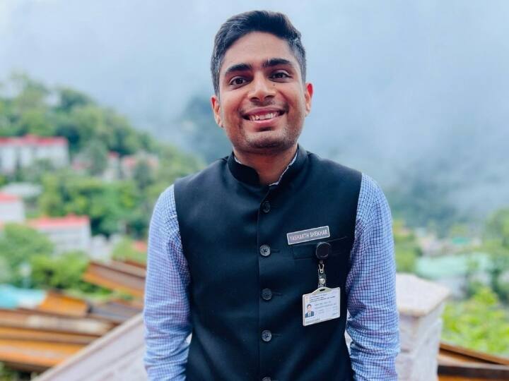 आईएएस यशार्थ शेखर उत्तर प्रदेश के हमीरपुर जिले के रहने वाले हैं. उनके पिता जिला जज हैं. यशार्थ अपने तीन भाई-बहनों में सबसे बड़े हैं. (Photo Source: Instagram)