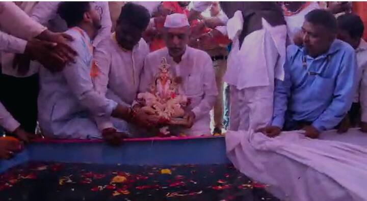 मोरया, मोरया... जय गणेश असा जयघोषात  11 वाजून  15 मिनिटांच्या सुमारास पांचाळेश्वर घाट विसर्जन झाले.